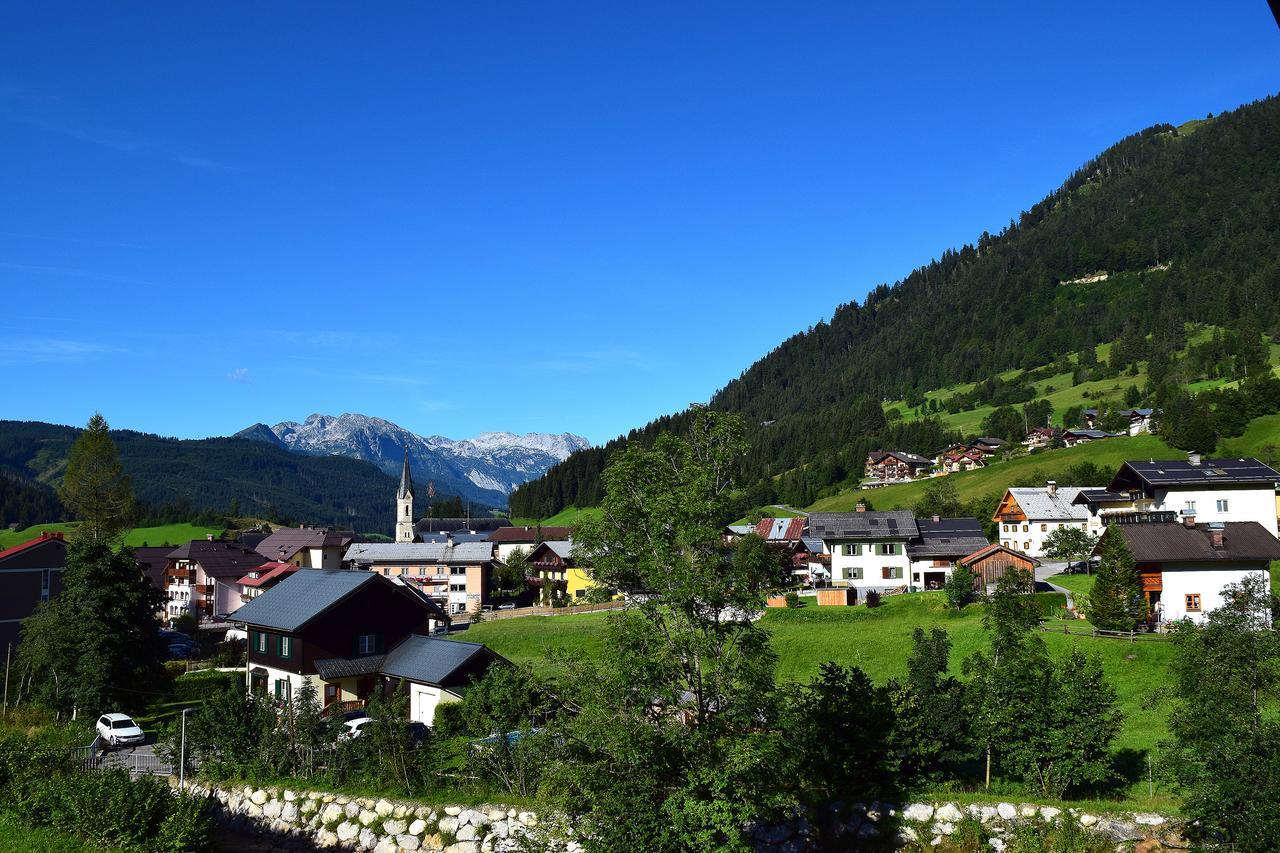 Hotel Kronenhirsch Russbach am Pass Gschütt Exterior foto